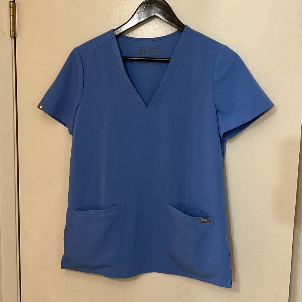 FIGS Women’s 2 pocket scrub top in size XS